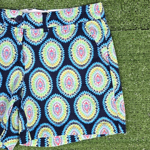 CROWN & IVY | 98% COTTON BLEND PREPPY PEACOCK FLORAL SHORTS - Picture 4 of 13